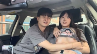 Couple cute mút vú trong ôtô